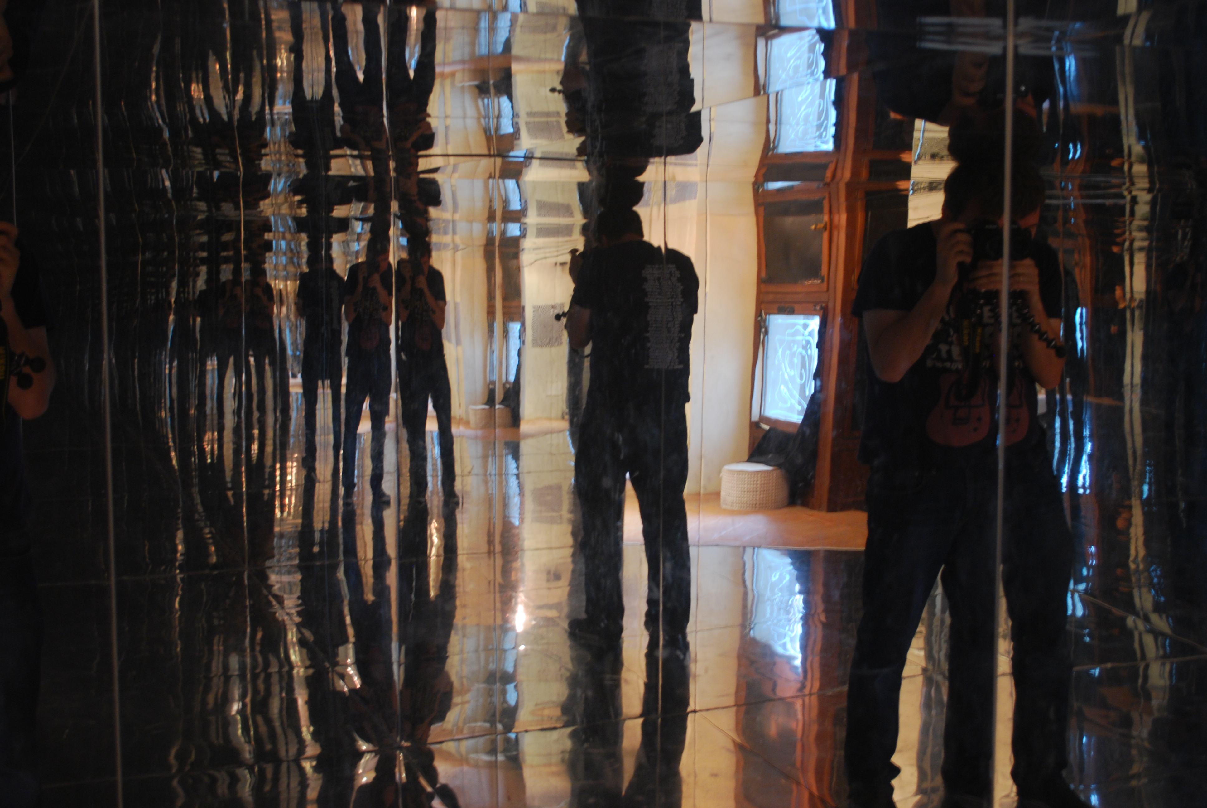 Uno spazio di specchi dentro al centro ReMida Varese